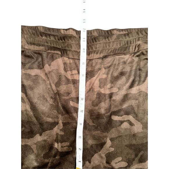 NWOT BCBGMaxazria Women’s Camouflage Joggers - Picture 7 of 8